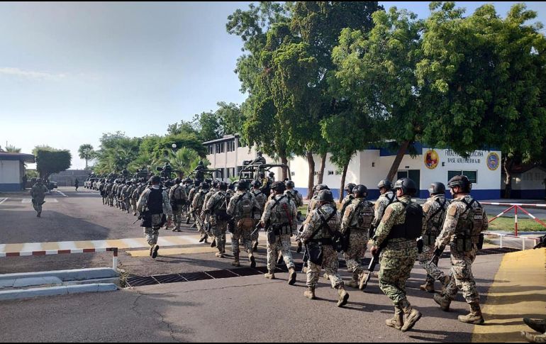 Los elementos arribaron al Aeropuerto Internacional de Culiacán en dos aeronaves, una de la Guardia Nacional y otra de la Fuerza Aérea Mexicana. EFE / SEDENA