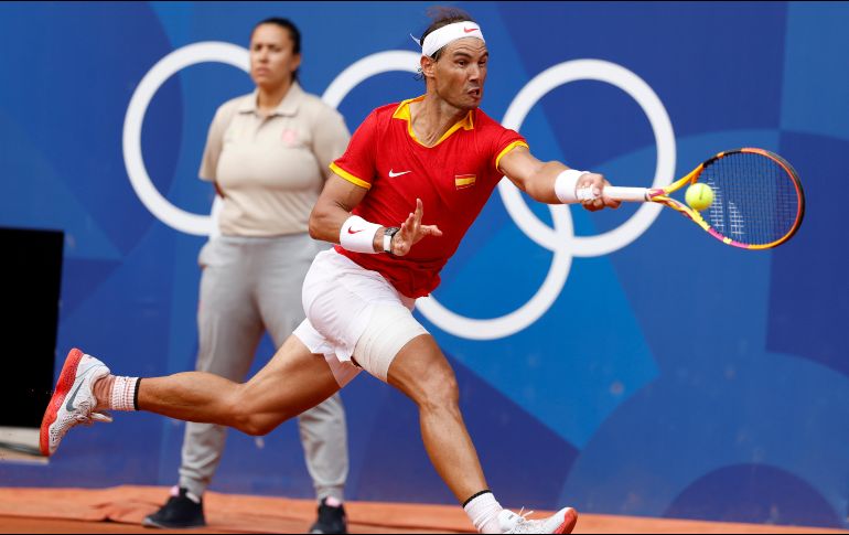 Nadal recibió una ovación de pie de los espectadores que lo veían en la pista del Philippe Chatrier. EFE / J. Martin