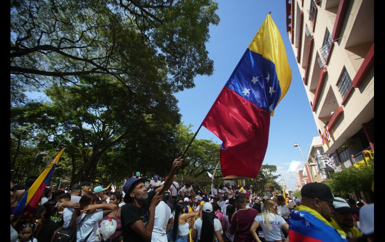 Un hombre agita una bandera de Venezuela en una concentración de venezolanos con motivo de las elecciones presidenciales en su país, este domingo en Cali, Colombia. EFE/ E. Guzmán