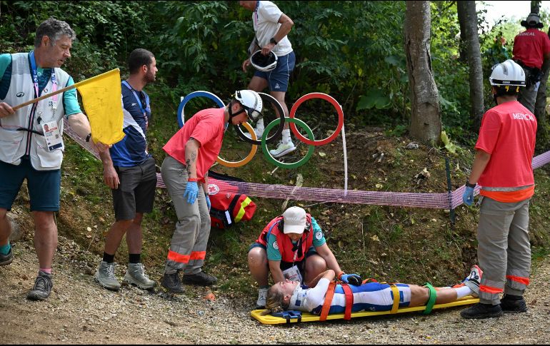 La ciclista fue retirada en camilla por los elementos del servicio médico y fue llevada al hospital de urgencia. Xinhua/ H, Huhu.