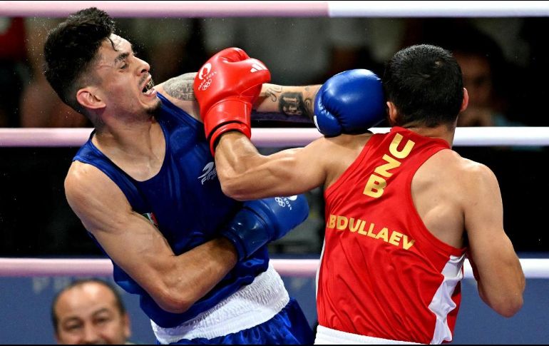 Miguel Martínez (de azul) cayó derrotado ante el kazajo Ruslan Abdullaev por decisión unánime. AFP