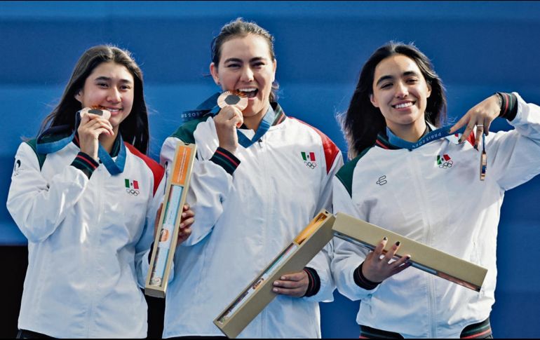 El equipo femenil integrado por Ángela Ruiz, Alejandra Valencia y Ana Paula Vázquez dieron la primera medalla (bronce) para México en París 2024. Jamás se había conseguido una presea en esta categoría. AFP