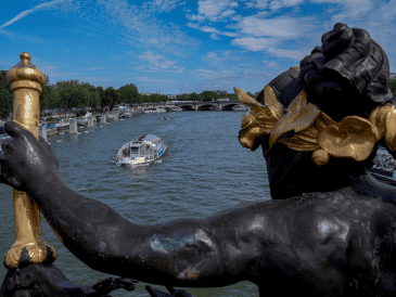 Las recientes lluvias contribuyeron a los problemas con la calidad del agua en el río parisino. AP / Y. Dar