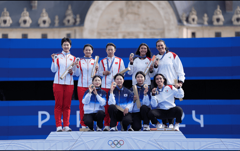 Medallistas de la competencia de tiro con arco femenil posan durante ceremonia de premiación. México se llevó el bronce. XHINHUA / H. CANLING