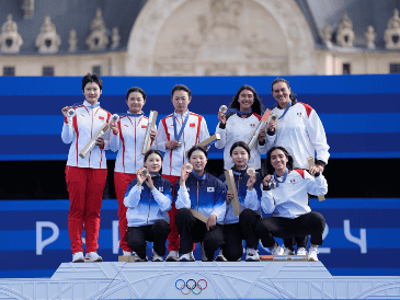 Medallistas de la competencia de tiro con arco femenil posan durante ceremonia de premiación. México se llevó el bronce. XHINHUA / H. CANLING