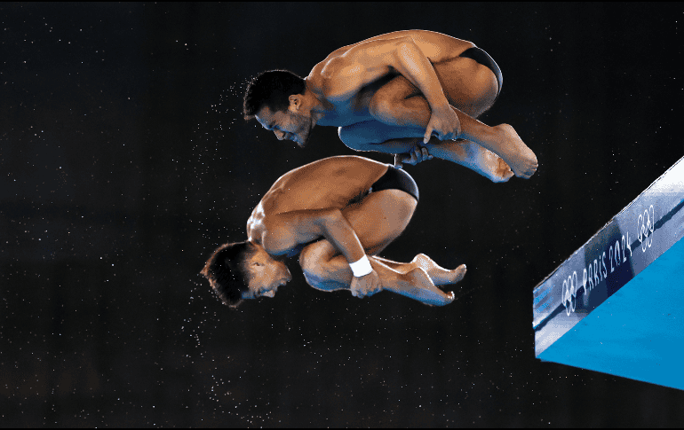 Kevin Berlín Reyes y Randal Willars durante competencia de Clavado Sincronizado Varonil, donde rozaron la medalla de bronce, el 29 de julio del 2024.  EFE/EPA/C. BREHMAN