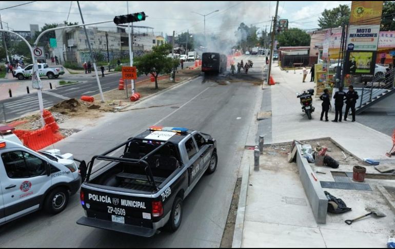 En la unidad iban abordo ocho pasajeros, los cuales alcanzaron a salir del camión en cuanto comenzó a prenderse en llamas. ESPECIAL/ Policía de Zapopan