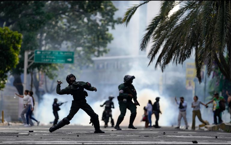 Se constató que, en el lugar, los uniformados dispararon gases lacrimógenos y perdigones contra los manifestantes y detuvieron a una veintena de ellos, mientras persisten las protestas y la movilización de personas en varios puntos de Caracas. AP / M. Delacroix