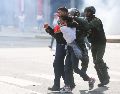 Integrantes de la Guardia Nacional detienen a personas durante una protesta por los resultados de las elecciones presidenciales este lunes, en Caracas (Venezuela).  EFE/ Manuel Díaz