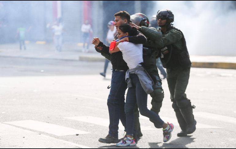 Integrantes de la Guardia Nacional detienen a personas durante una protesta por los resultados de las elecciones presidenciales este lunes, en Caracas (Venezuela).  EFE/ Manuel Díaz