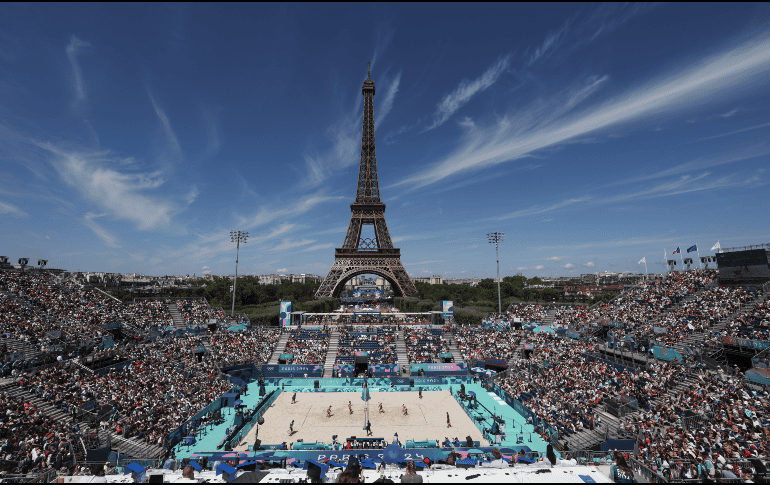 Espectadores observan el partido del grupo C femenino de voleibol de playa entre Alemania y Francia en los Juegos Olímpicos de París 2024, en París, Francia, el 28 de julio de 2024. Xinhua/Y. Lei.