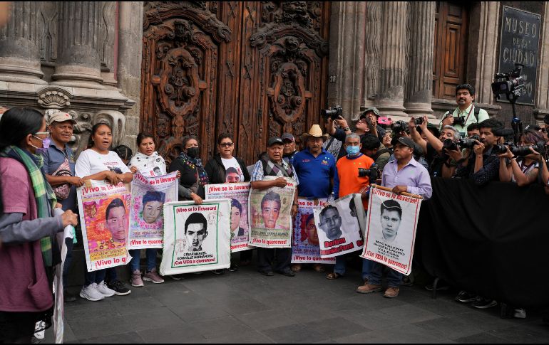 Familiares de algunos de los 43 estudiantes de Ayotzinapa, desaparecidos hace 10 años en el estado de Guerrero, llegaron a un encuentro con la presidenta electa Claudia Sheinbaum, en el Museo de Ciudad de México, el lunes 29 de julio de 2024. AP/M. Ugarte.