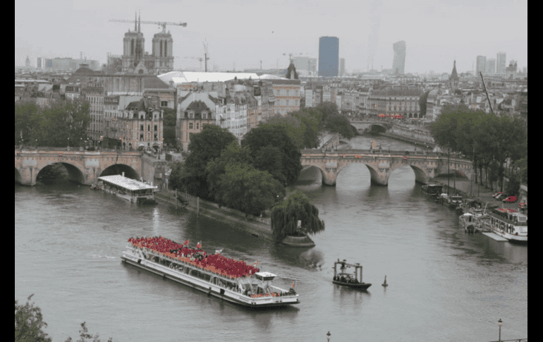 Las autoridades parisinas han invertido significativamente en la limpieza del Sena, destinando 1.4 mil millones de euros en la última década. AP