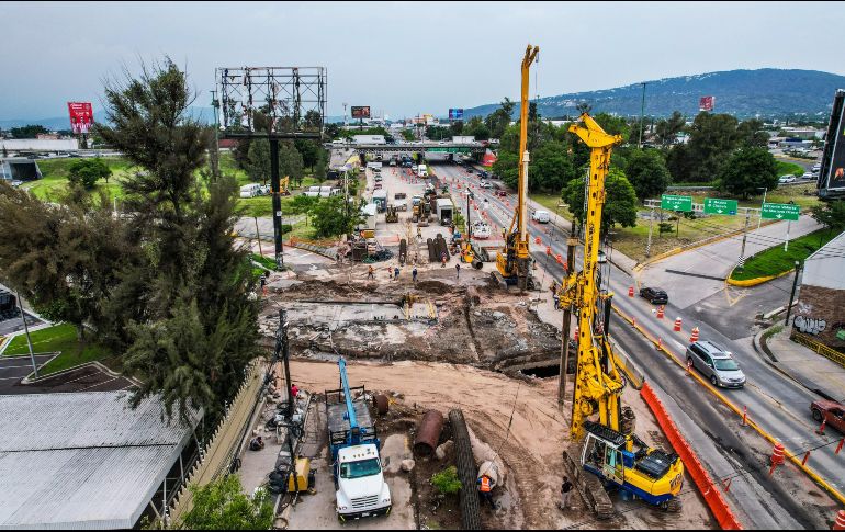 Ingenieros, albañiles, fierreros, carpinteros, operadores de retroexcavadoras y perforadoras, elementos de seguridad entre otros laboran en este punto. EL INFORMADOR/ A. Navarro