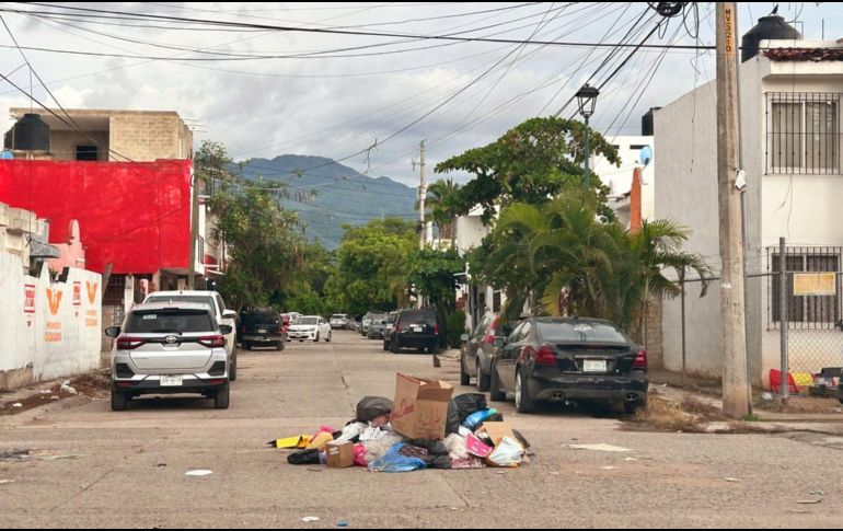 Esta forma peculiar de dejar la basura en Vallarta se observa con cotidianidad, sobre todo en las colonias aledañas al Centro del puerto. EL INFORMADOR / O. Álvarez