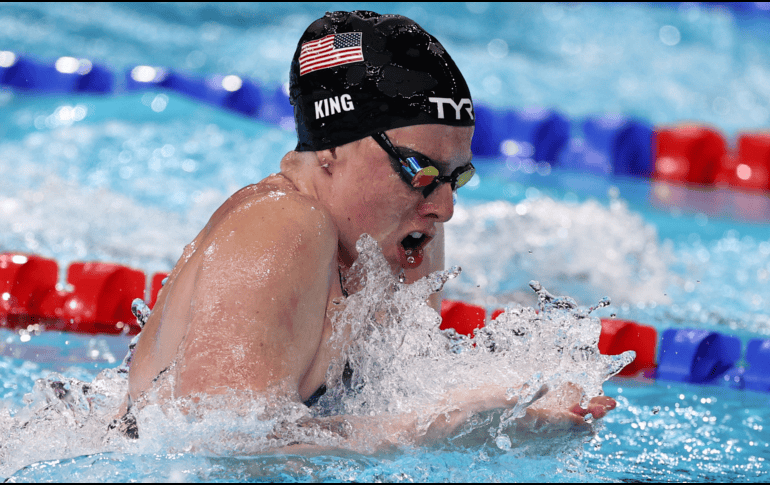 La nadadora estadounidense Lilly King en París 2024. Ella dio a conocer que los nadadores profesionales siempre se orinan en la piscina. EFE/EPA/A. SZILAGYI