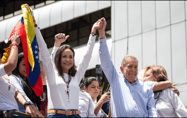 La líder opositora venezolana, Machado, y el candidato a la presidencia de Venezuela, Edmundo González, saludan en una manifestación de hoy en Caracas. EFE / Ronald Peña R.