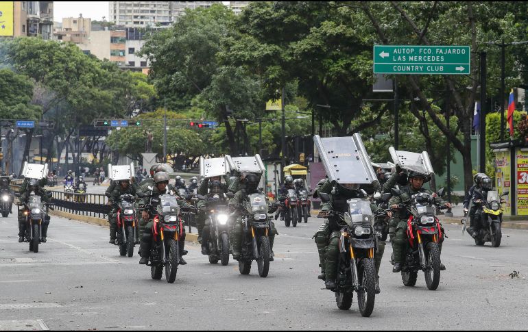 Miles de venezolanos se han concentrado este martes en Caracas, en un acto convocado por la oposición mayoritaria, para rechazar  lo que consideran es un fraude electoral. EFE/ Ronald Peña