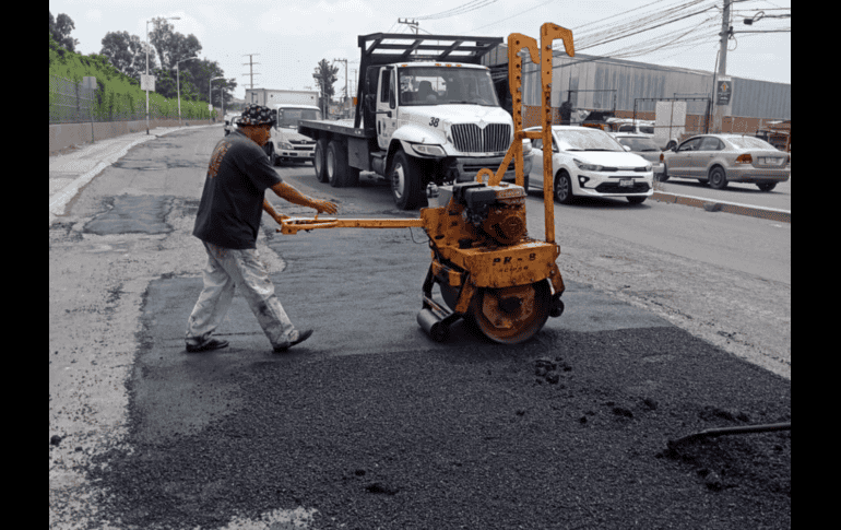 Personal del Gobierno del Estado, en colaboración con los Ayuntamientos de Tlajomulco y Tlaquepaque, comenzaron con las labores de pavimentación para tapar los baches de la vialidad el fin de semana pasado. CORTESÍA / Ayuntamiento de Tlaquepaque