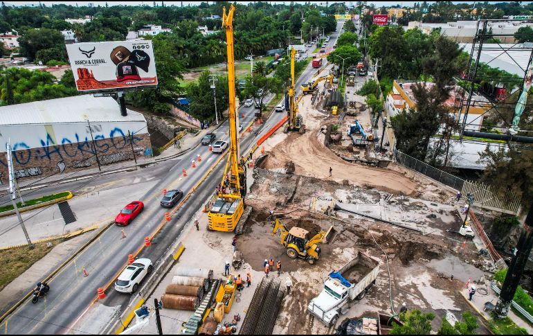 Muchos empleados llegaron tarde a sus centros de trabajo debido al colapso de una de las arterias más importantes de la ciudad. EL INFORMADOR/A.NAVARRO