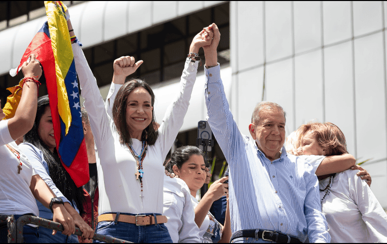 La líder opositora venezolana María Corina Machado (i) y el candidato a la presidencia de Venezuela Edmundo González Urrutia saludan en una manifestación de apoyo este martes, en Caracas (Venezuela). EFE/ Ronald Peña R.