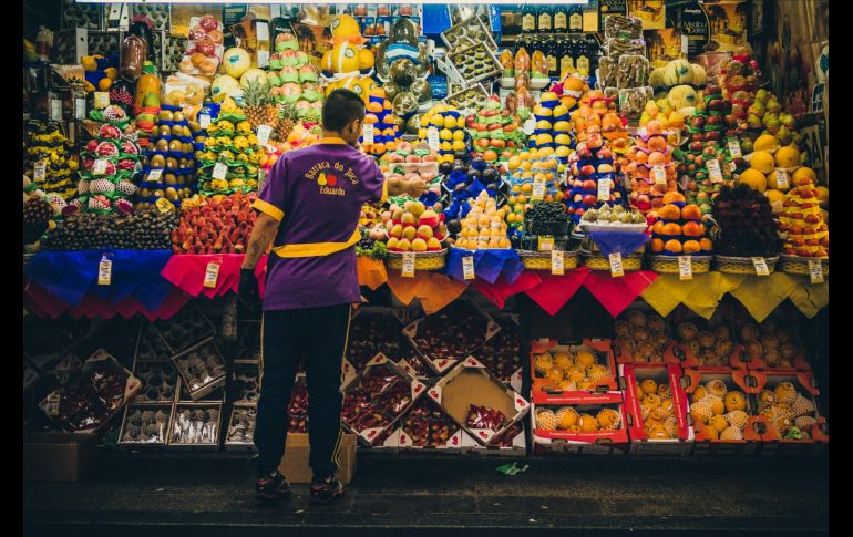 Incorporar la cáscara de esta fruta a nuestra alimentación puede hacerse como infusión. Unsplash / D. Luna