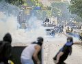 En todo el país hubo protestas, pero en algunas zonas como en Caracas terminaron en lesionados y muertos. AP