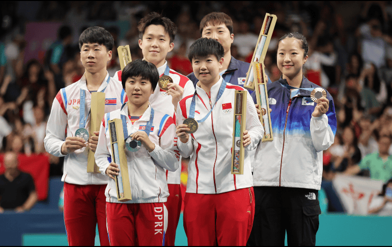 Los surcoreanos Lim Jong-hoon y Shin Yu-bin, aparecen junto a los otros medallistas, los chinos Wang Chuqin y Sun Yingsha y, los norcoreanos Ri Jong Sik y Kim Kum Yong. EFE / T. Suárez