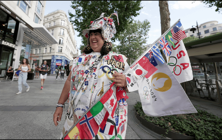 La estadounidense Vivianne Robinson difícilmente pasa desapercibida en las calles de París, sede de los Juegos Olímpicos de 2024, cubierta de broches y adornos. AP / L. Jo