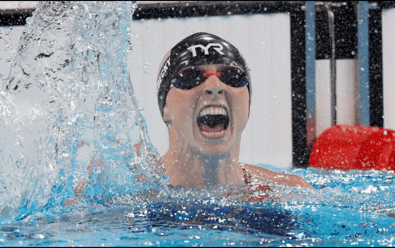 Katie Ledecky revalidó el título de campeona que conquistó hace tres años en Tokio con un tiempo de 15:30.02 minutos, nuevo récord olímpico. EFE / F. Robinchon