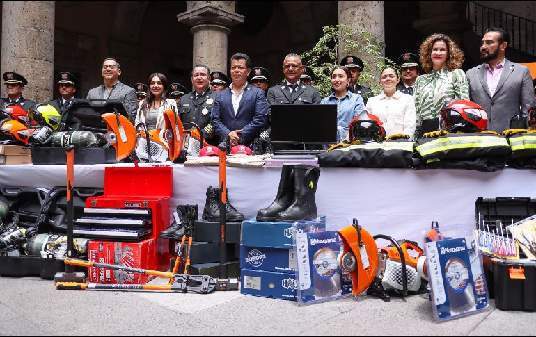 Se lleva a cabo en el Palacio municipal de Guadalajara la entrega de equipamiento a Bomberos de Guadalajara. EL INFORMADOR/H.FIGUEROA