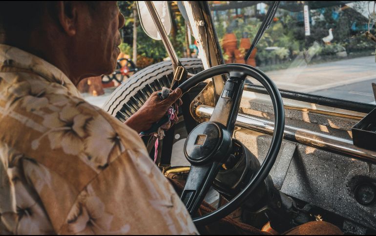 Los conductores deberán mantener su licencia vigente consigo siempre que manejen. Pexels