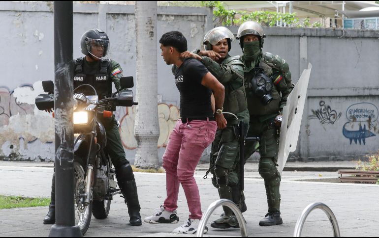 Integrantes de la Guardia Nacional Bolivariana detienen a un manifestante opositor, este martes, en Caracas (Venezuela). EFE/ Ronald Peña