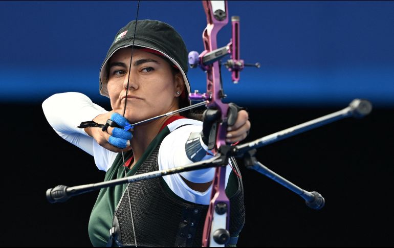 Alejandra atinó dos dieces y un 9 para derrotar a Veronika Marchenko. AFP/P. Paranjpe