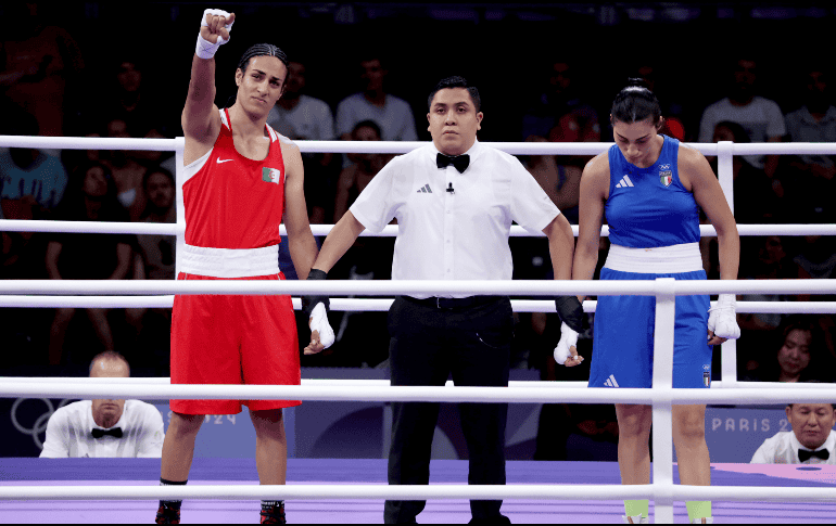 La italiana Ángela Carin se retiró de su combate de octavos de final tras recibir dos fuertes golpes por parte de la púgil argelina Imane Khelif. EFE / Y. Arhab