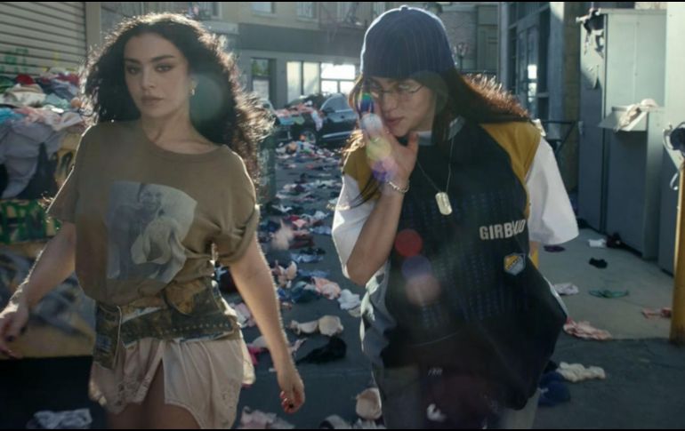 La colaboración entre Charli XCX y Billie Eilish fue anunciada este jueves. YOUTUBE /Charli xcx