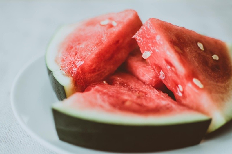 La sandía será tu snack perfecto en tus tardes de verano. ESPECIAL/ Pexels /  @Lisa Fotios 