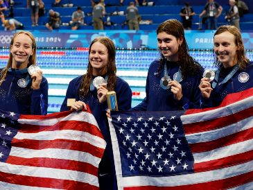 Katie Ledecky (der.) tiene oportunidad de ganar otra medalla en París. EFE/F. Robichon