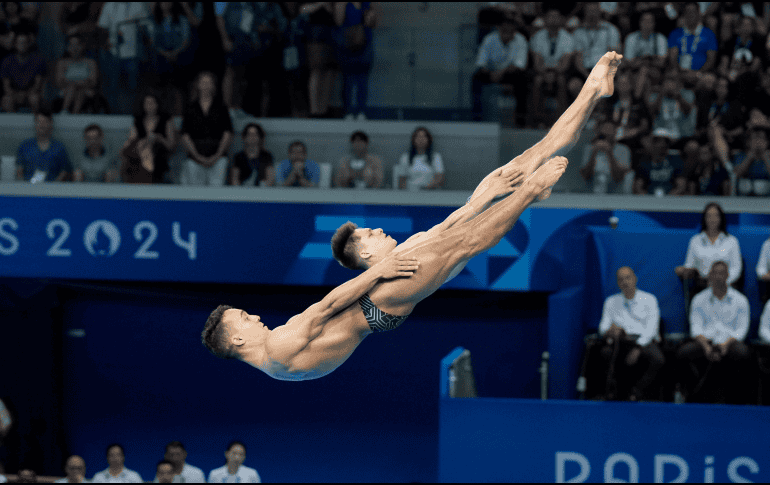 La pareja formada por Juan Celaya y Osmar Olvera logró este viernes la medalla de plata para México en clavados. AP / L. Bruno