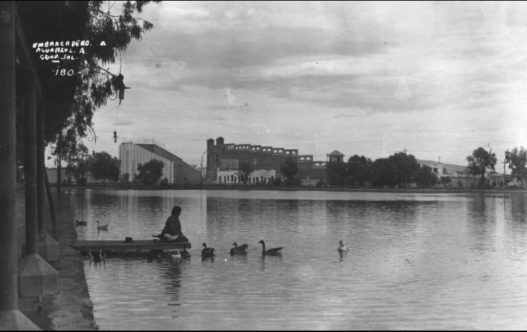 Fotografía antigua de los manantiales de Agua Azul, hoy Calzada Independencia y Gonzáles Gallo. EL INFORMADOR/ ARCHIVO