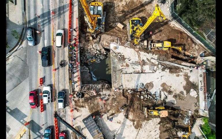 Autoridades del Gobierno de Jalisco y el ayuntamiento de Zapopan continúan las labores para la reparación del socavón que se formó en la avenida López Mateos sur el pasado 25 de julio. EL INFORMADOR / A. Navarro