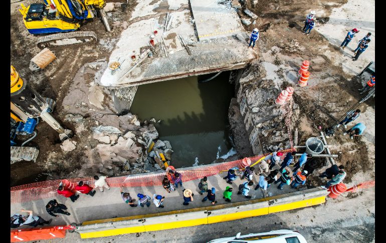 Autoridades del Gobierno de Jalisco y el ayuntamiento de Zapopan continúan las labores para la reparación del socavón que se formó en la avenida López Mateos sur el pasado 25 de julio. EL INFORMADOR / A. Navarro