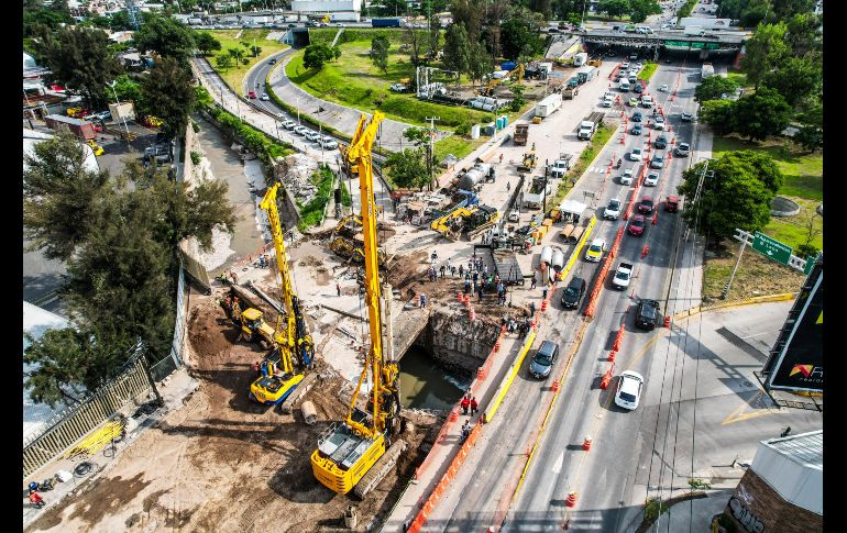 Autoridades del Gobierno de Jalisco y el ayuntamiento de Zapopan continúan las labores para la reparación del socavón que se formó en la avenida López Mateos sur el pasado 25 de julio. EL INFORMADOR / A. Navarro