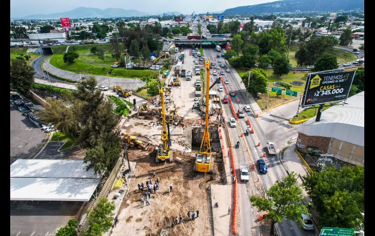 Autoridades del Gobierno de Jalisco y el ayuntamiento de Zapopan continúan las labores para la reparación del socavón que se formó en la avenida López Mateos sur el pasado 25 de julio. EL INFORMADOR / A. Navarro