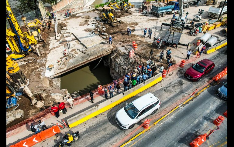 Autoridades del Gobierno de Jalisco y el ayuntamiento de Zapopan continúan las labores para la reparación del socavón que se formó en la avenida López Mateos sur el pasado 25 de julio. EL INFORMADOR / A. Navarro