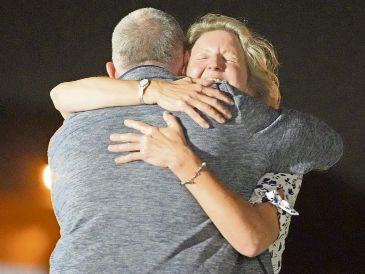 Elizabeth Whelan se abrazó con su hermano Paul, uno de los liberados como parte del intercambio con Rusia. AP