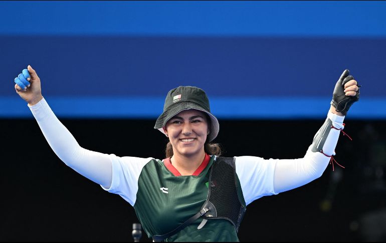 En la última flecha Alejandra Valencia atinó un nueve para seguir en la competencia. AFP