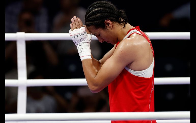 La boxeadora argelina Imane  Khelif (rojo) celebra su victoria ante la húngara Anna Luca Hamori. EFE / Miguel Toña