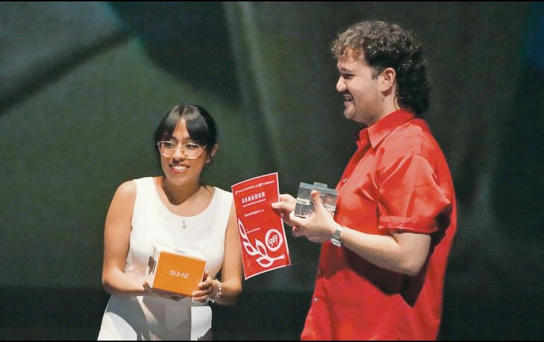 El director José Luis Zorrero recibe su reconocimiento durante el GIFF. CORTESÍA