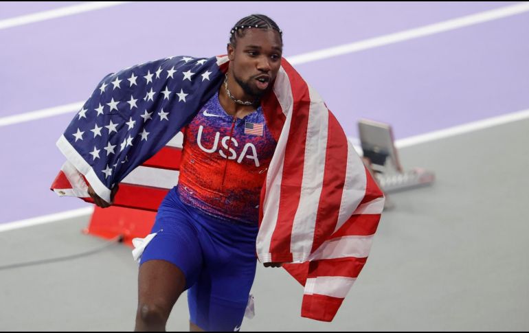 En la meta paró el crono 9.79, mismo tiempo que el joven jamaicano Kishane Thompson, que llegó solo cinco milésimas después para colgarse la plata. EFE/EPA/R. WITTEK